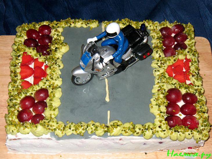 Сливочно-клубничный торт на творожно-миндальном тесте