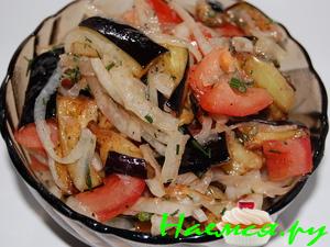 Салат из баклажан и помидор с луком