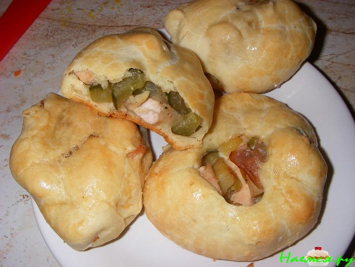 Пирожки с курицей, картофелем и солеными огурчиками Пирожки с курицей, картофелем и солеными огурчиками