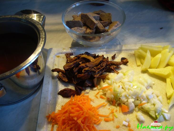 Рассольник с белыми грибами и печенью