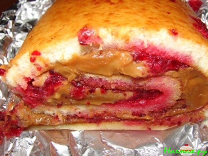 Рулет с клюквой и варёной сгущёнкой
