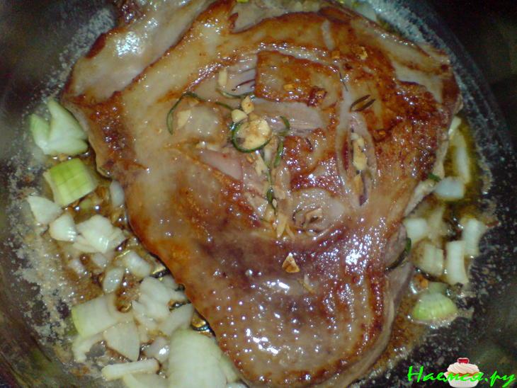 Голень индейки, тушенная в вине с розмарином Голень индейки, тушенная в вине с розмарином