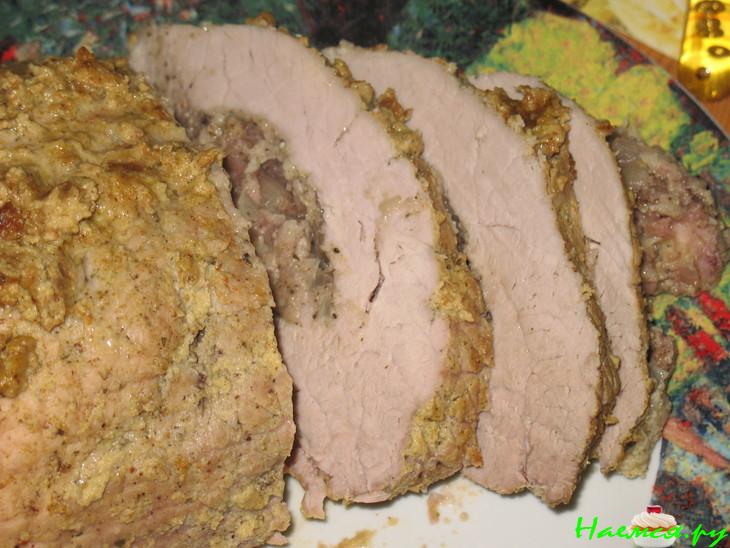 Окорок, фаршированный яблоками, с яблочной горчицей
