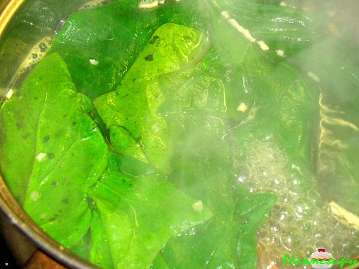 Филе морского окуня в шубке из шпината на соусе из паприки