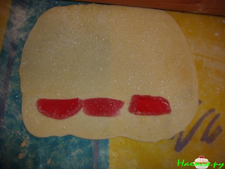 Тортик из творожной слойки с мармеладками