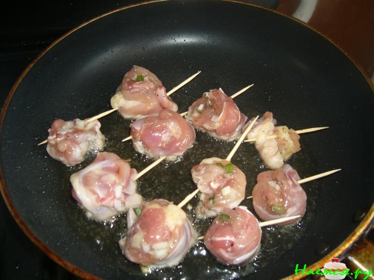 Куриные рулетики на шпажке