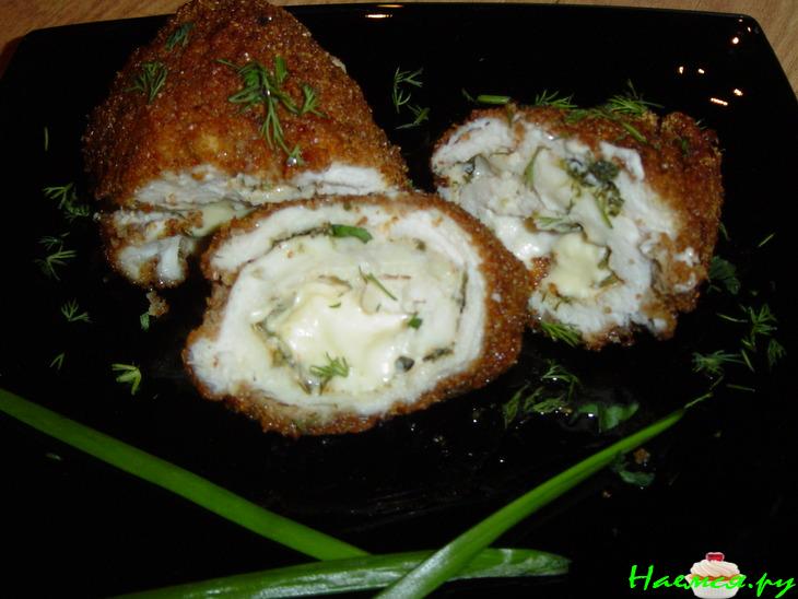 Рулетики из куриной грудки с плавленым сыром и зеленью Рулетики из куриной грудки с плавленым сыром и зеленью