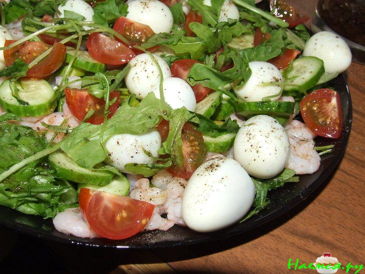 Салат с креветками и перепелиными яйцами Салат с креветками и перепелиными яйцами