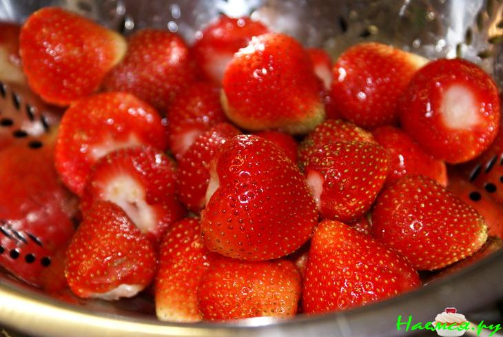 Салат из индейки с клубникой и грушей