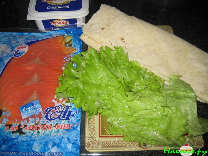 Рулет из форели со сливочным сыром