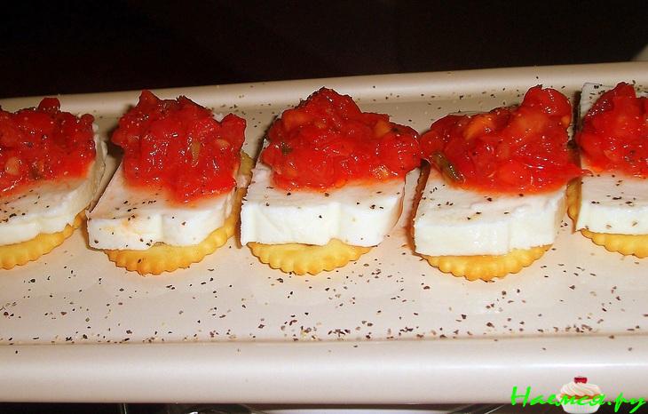 Закуска с моцареллой и брускеттой