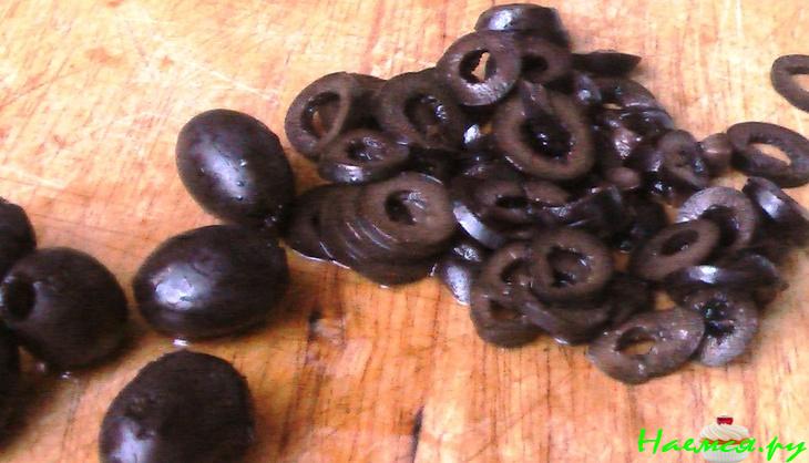 Салат с осетриной, авокадо и перепелиными яйцами