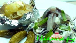 Селёдочный салат с яйцом и корнишонами