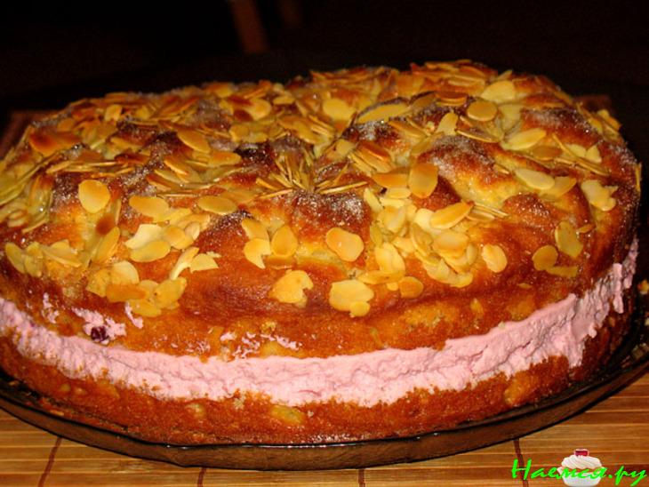 Пирог из дрожжевого теста с бруснично-сливочной прослойкой