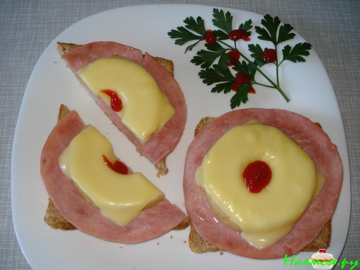 Бутерброд с ветчиной, ананасом и плавленным сыром