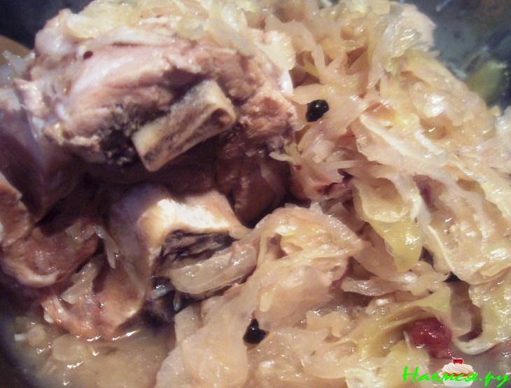 Рулька тушенная с квашеной капустой