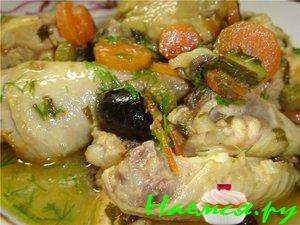 Курица тушеная с морковью, помидорами и маслинами