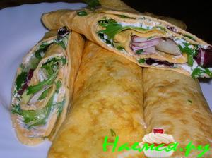 Рулеты-омлеты с творожным сыром и листовым салатом