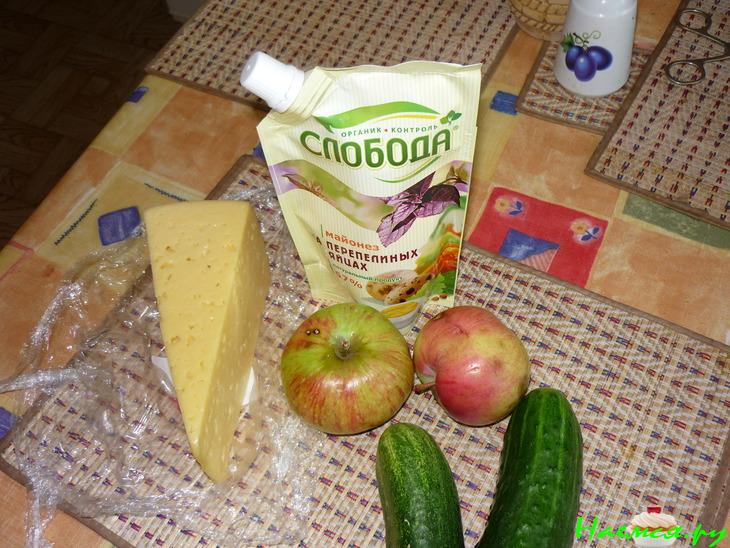 Салат сырный со свежими огурцами