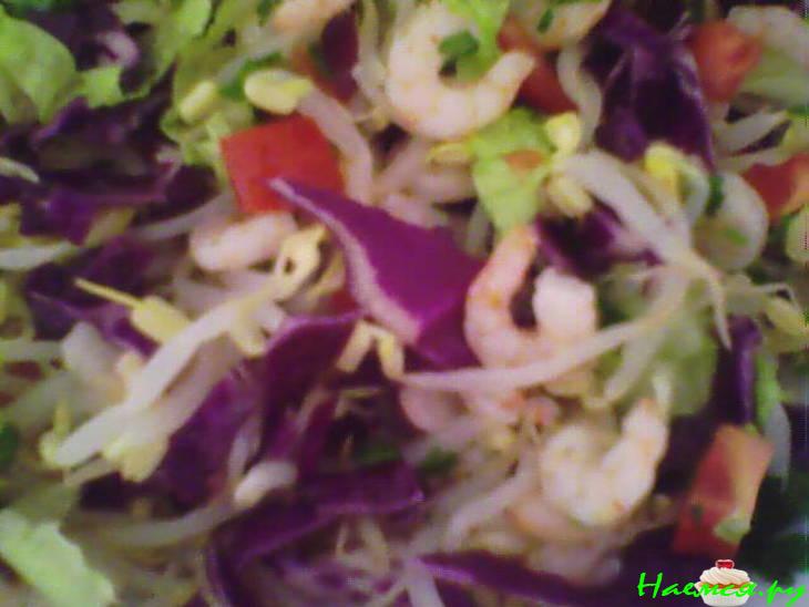 Салат с проросшей соей и креветками