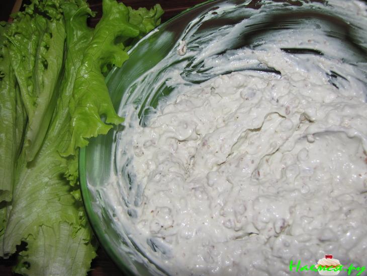 Рулетики из салата с сыром и орехами