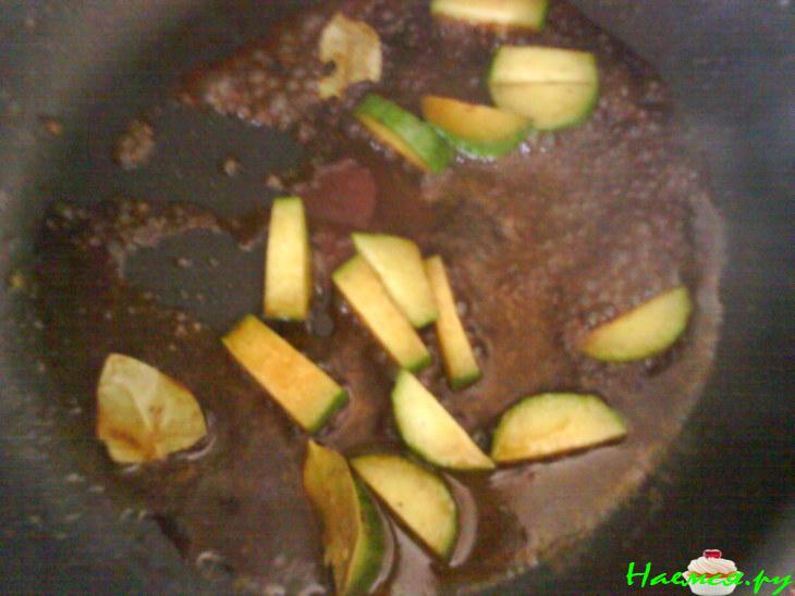 Птичка под мхом