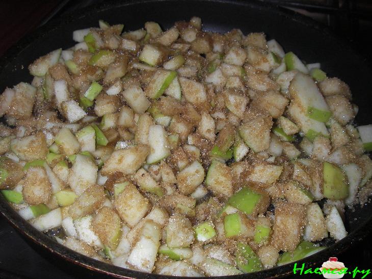 Заливной блинчатый пирог с яблоками и бананами