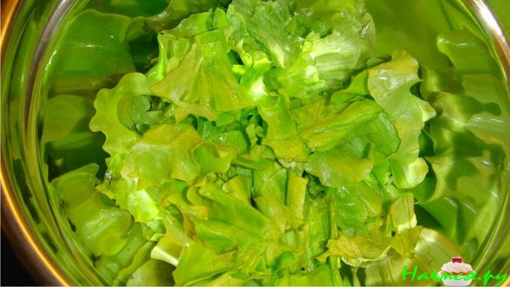 Салат из авокадо с сыром и клубникой