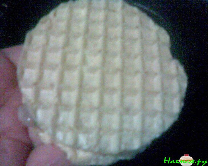 Жареная рыба в круглых вафельках