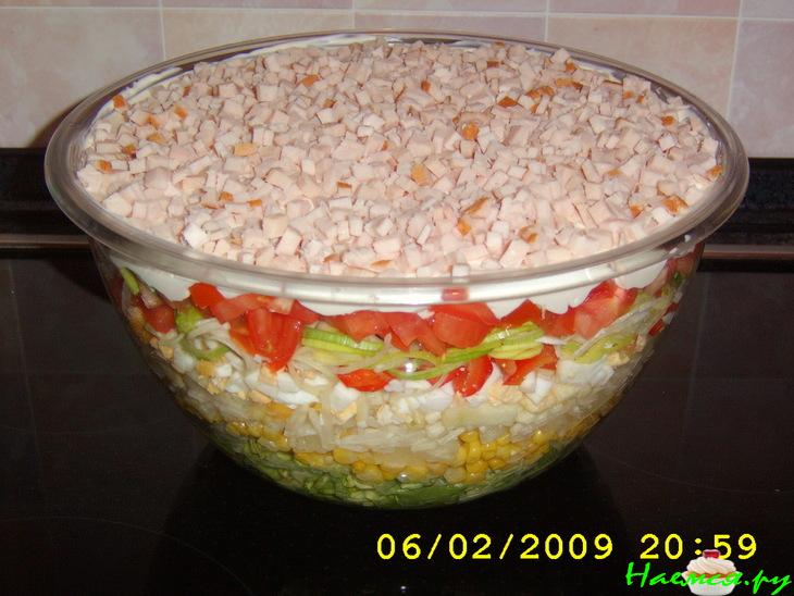 Слоёный салат с индюшиной ветчиной