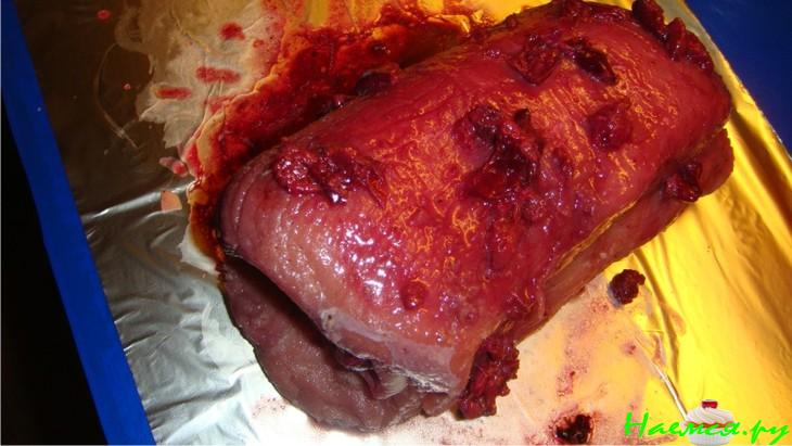 Свиной окорок с куриной печёнкой и вишней