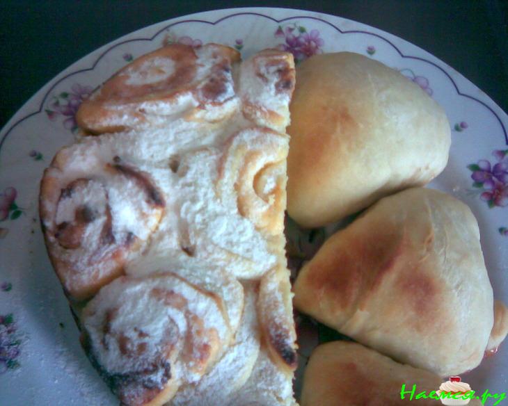 Сердечная выпечка (булочки с клубничным вареньем и пирог с творогом и апельсиновым киселем)