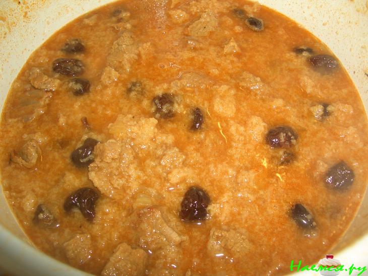 Говядина с изюмом в хлебном соусе