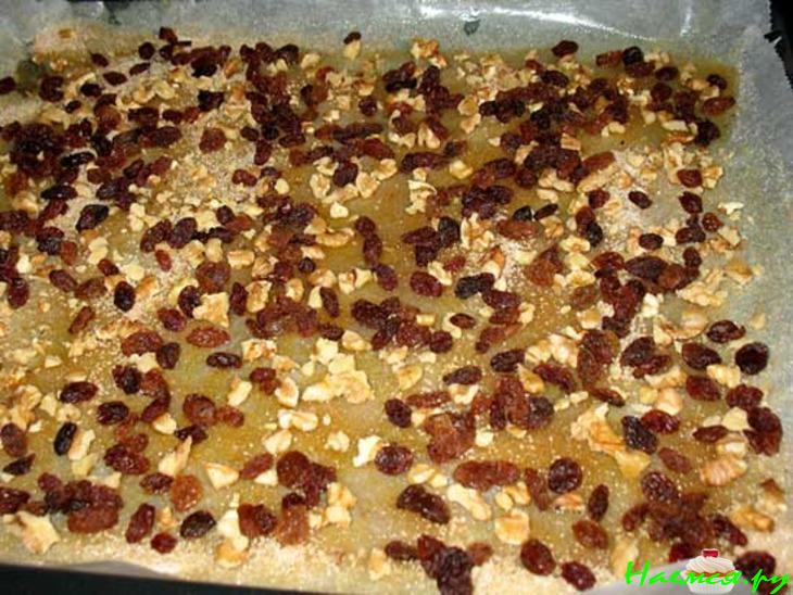 Перевёрнутый пирог из розеток, с изюмно-ореховой корочкой