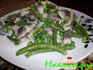 Селёдочный салат с горошком и фасолью