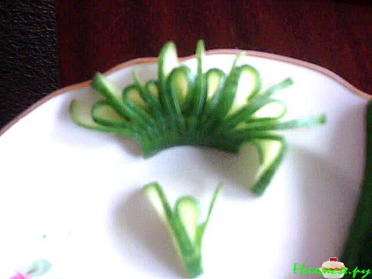 Украшение из огурца