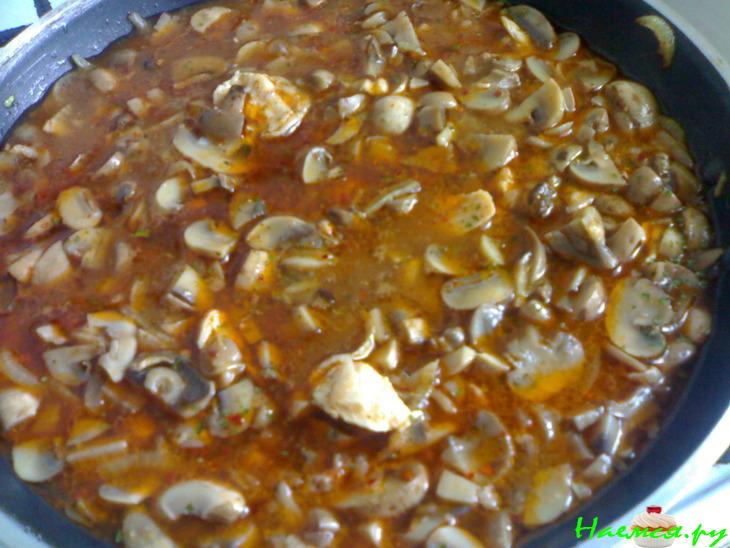 Гуляш грибной с кусочками курицы