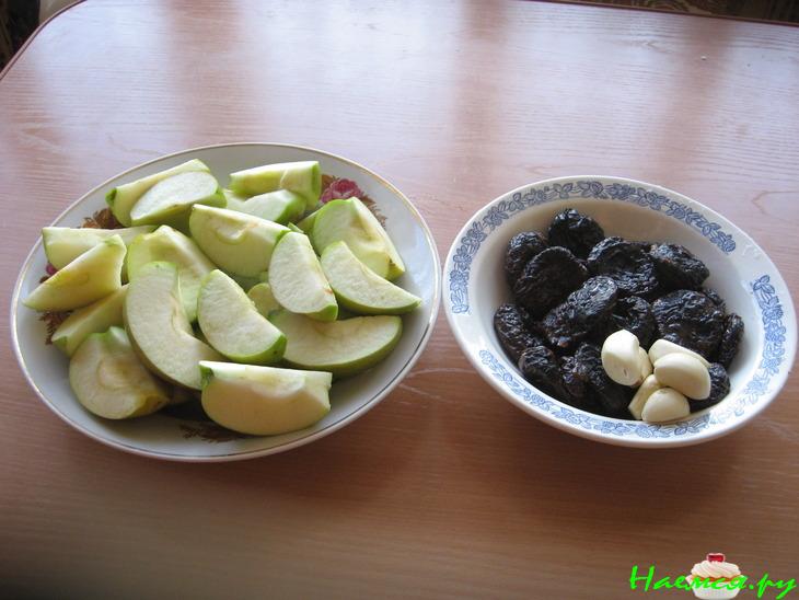 Гусь рождественский с яблоками и черносливом