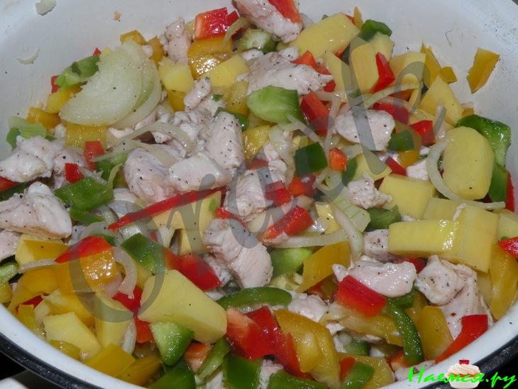Гуляш куриный &laquo;Светофор&raquo; с красным, желтым и зеленым перцем