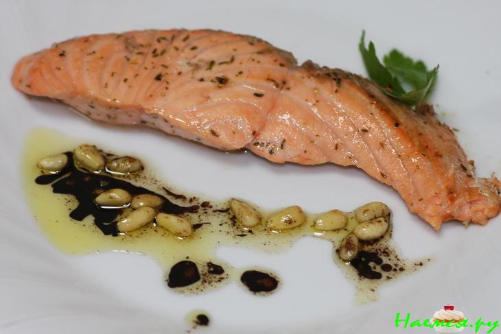 Сёмга маринованная под соусом с кедровыми орешками