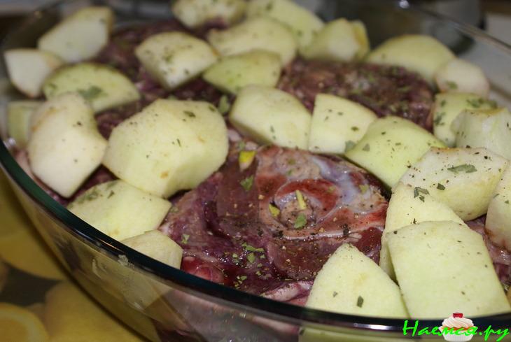 Баранья шейка запеченная с яблоками в листьях карри