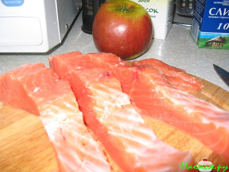 Семга запеченная с овощами и яблоком