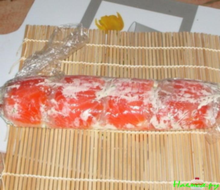 Закусочный рулет из красной рыбы