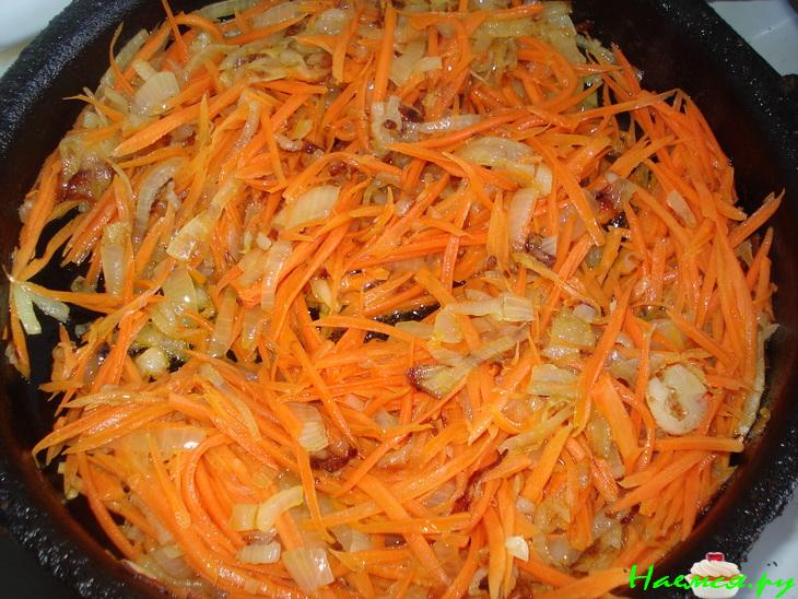 Голубцы в куриных шкурках на овощной подушке