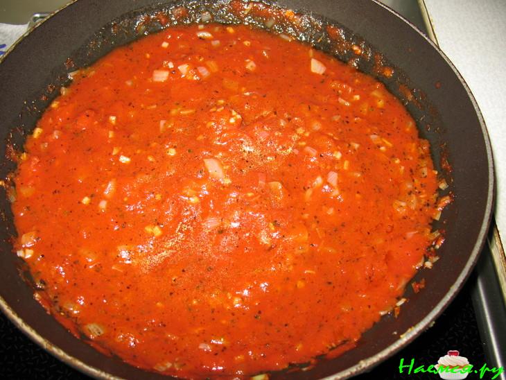 Пицца мясная и соус для пиццы