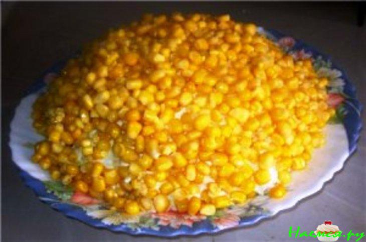 Салат куриный "Подсолнух" с грибами и кукурузой