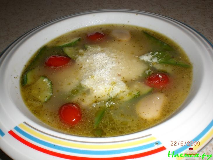 Овощной суп с белой фасолью, соусом песто и сыром пармезан
