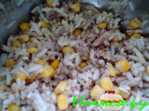 Салат рыбный с кукурузой