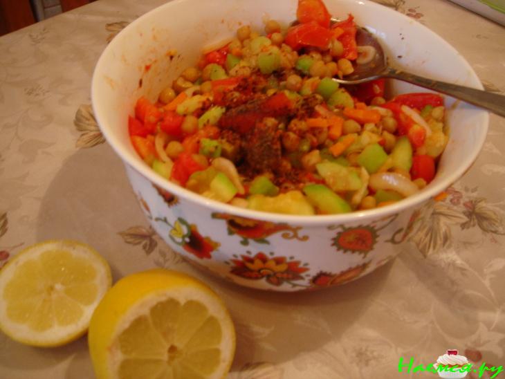 Салат из нута и кабачков