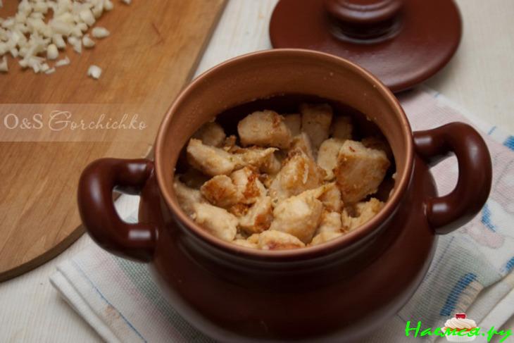 Мясо в горшочке под майонезом